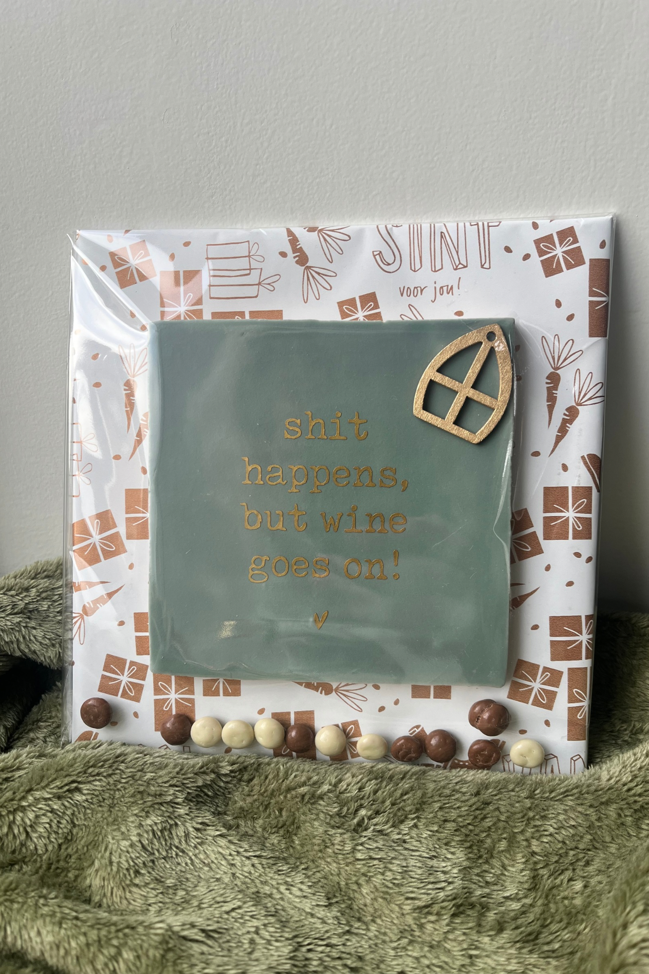 Sinterklaascadeau - Shit happens but wine goes on