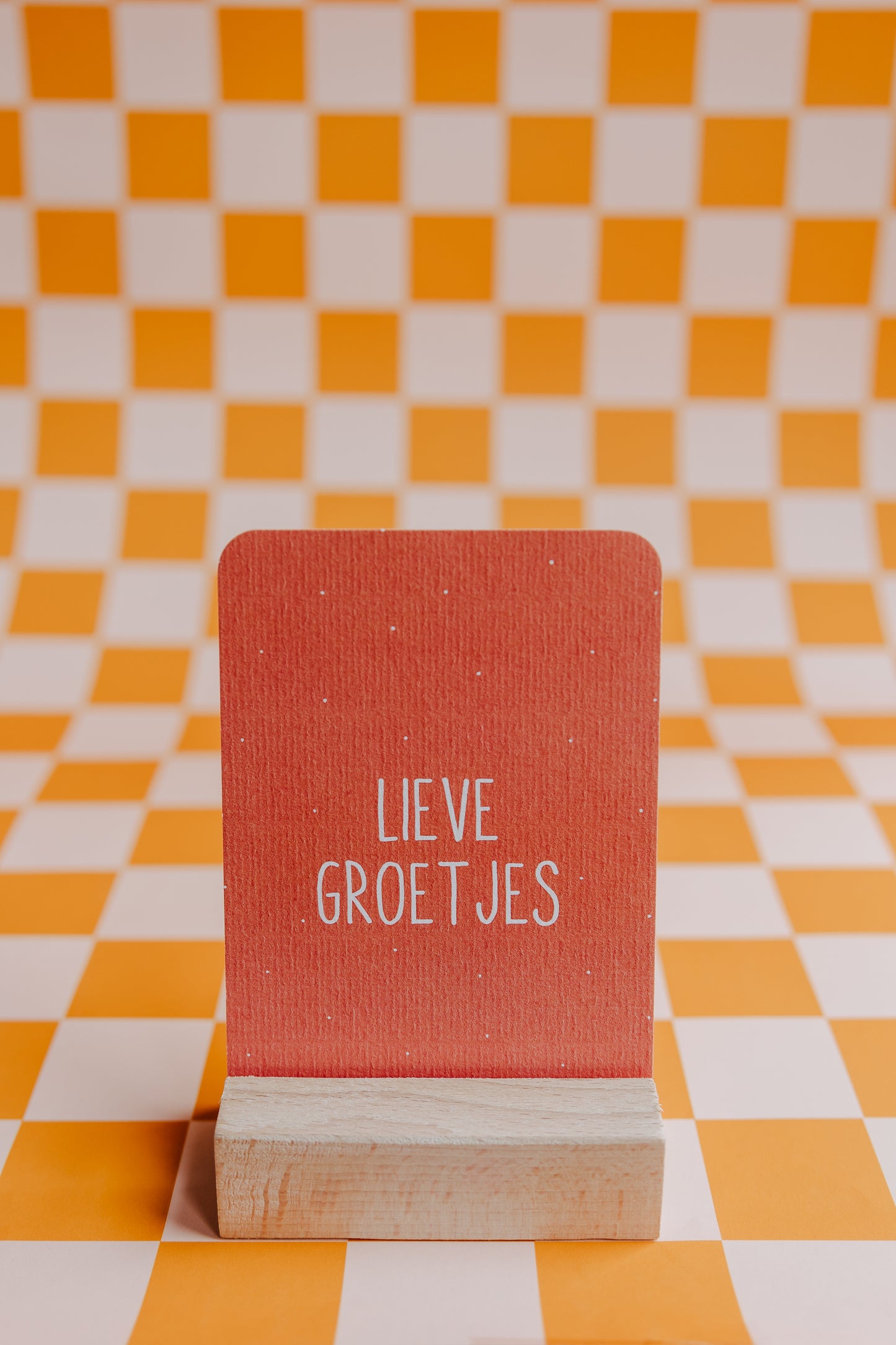 Wenskaart met de tekst "Lieve Groetjes" in een sierlijk lettertype. Gedrukt op dik papier en geleverd met een bijpassende envelop.