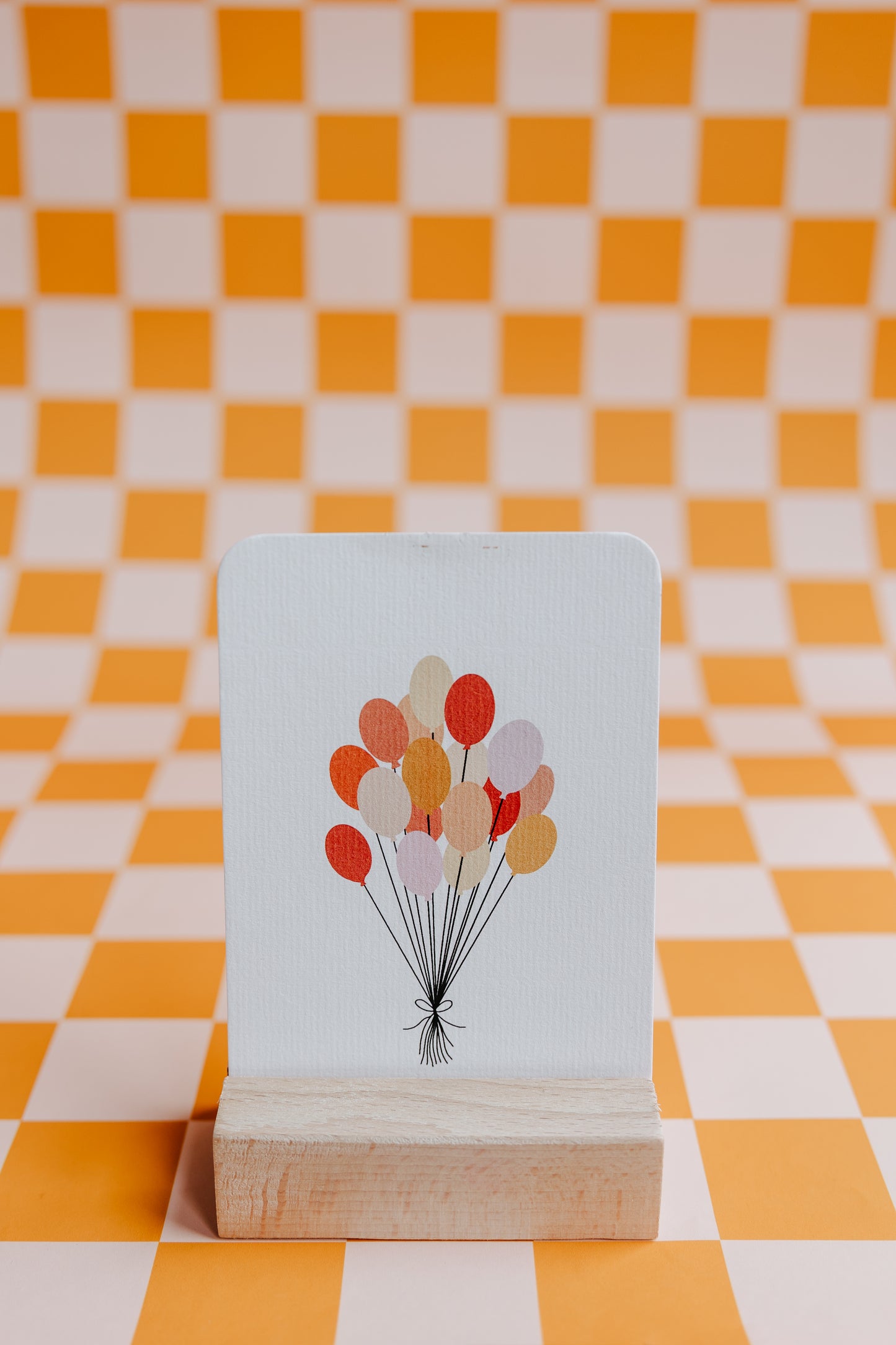 Witte wenskaart met kleurrijke ballonnen, ideaal voor verjaardagen en feestelijke gelegenheden. Gedrukt op stevig papier en geleverd met envelop.