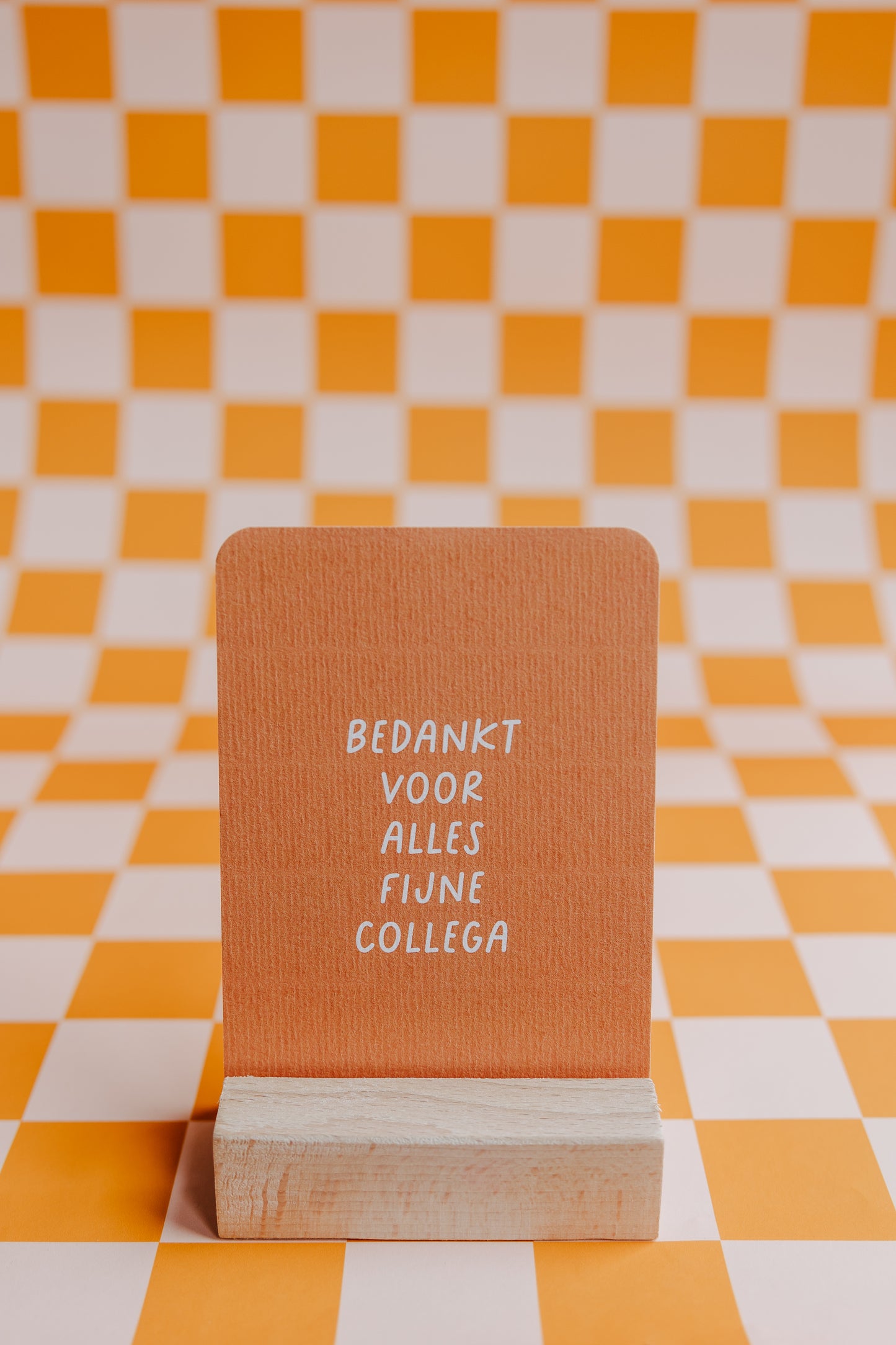 Elegante wenskaart met de tekst "Bedankt voor de fijne tijd" op luxe 300 grams papier, met een matte afwerking en afgeronde hoeken.