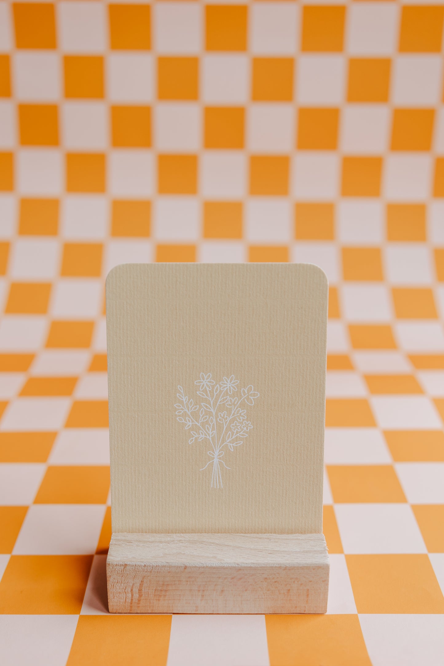Witte wenskaart met een sfeervolle bloemenillustratie in zachte tinten, gedrukt op stevig papier. Geleverd met een kraft envelop.