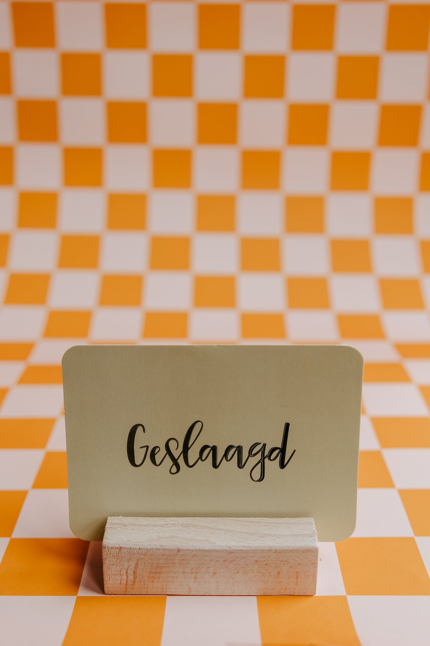 Stijlvolle wenskaart met de tekst "Geslaagd". Gedrukt op luxe 300 grams papier, ideaal om een geslaagde te feliciteren.