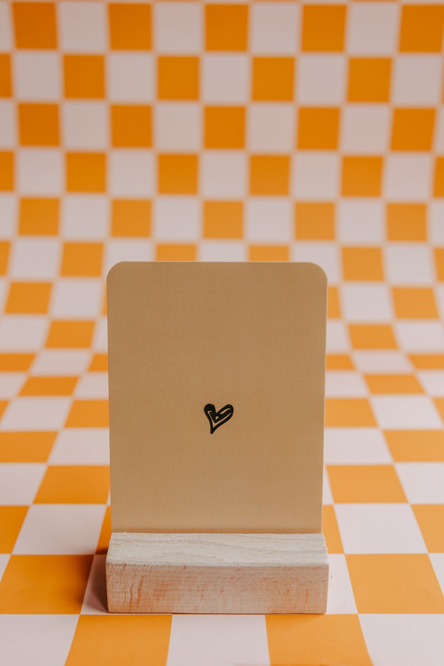Minimalistische wenskaart met een klein zwart hartje op stevig wit papier. Inclusief een bijpassende kraft envelop voor een stijlvolle verzending.