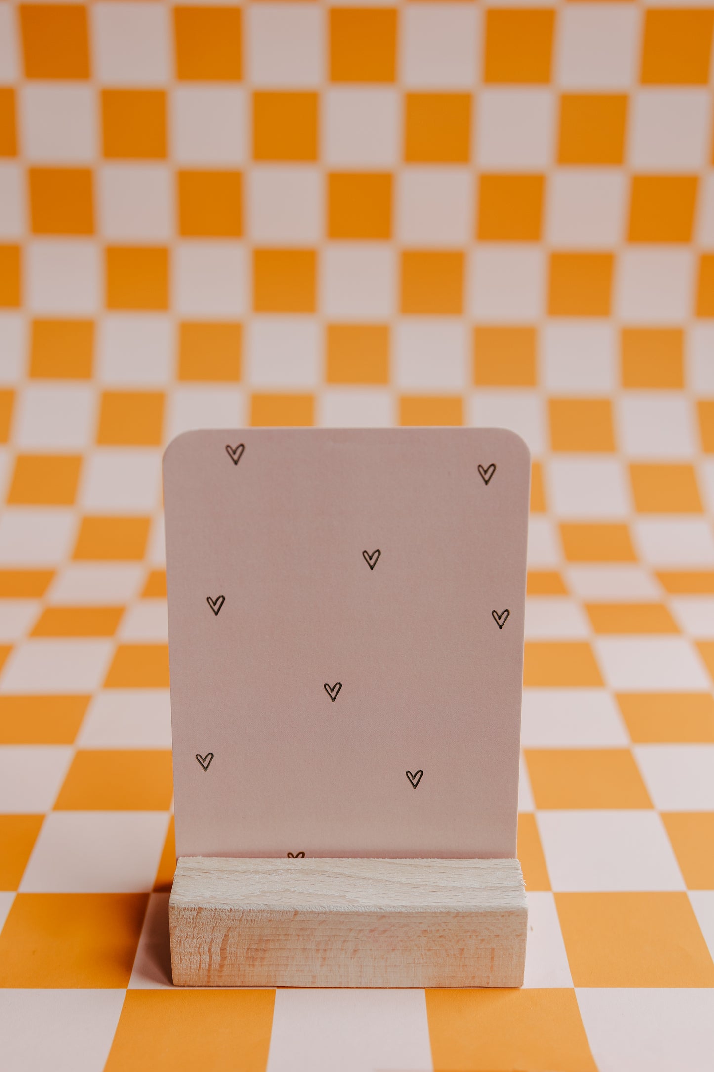 Wenskaart met een patroon van kleine hartjes, gedrukt op hoogwaardig wit papier met afgeronde hoeken. Inclusief kraft envelop voor een stijlvolle afwerking.