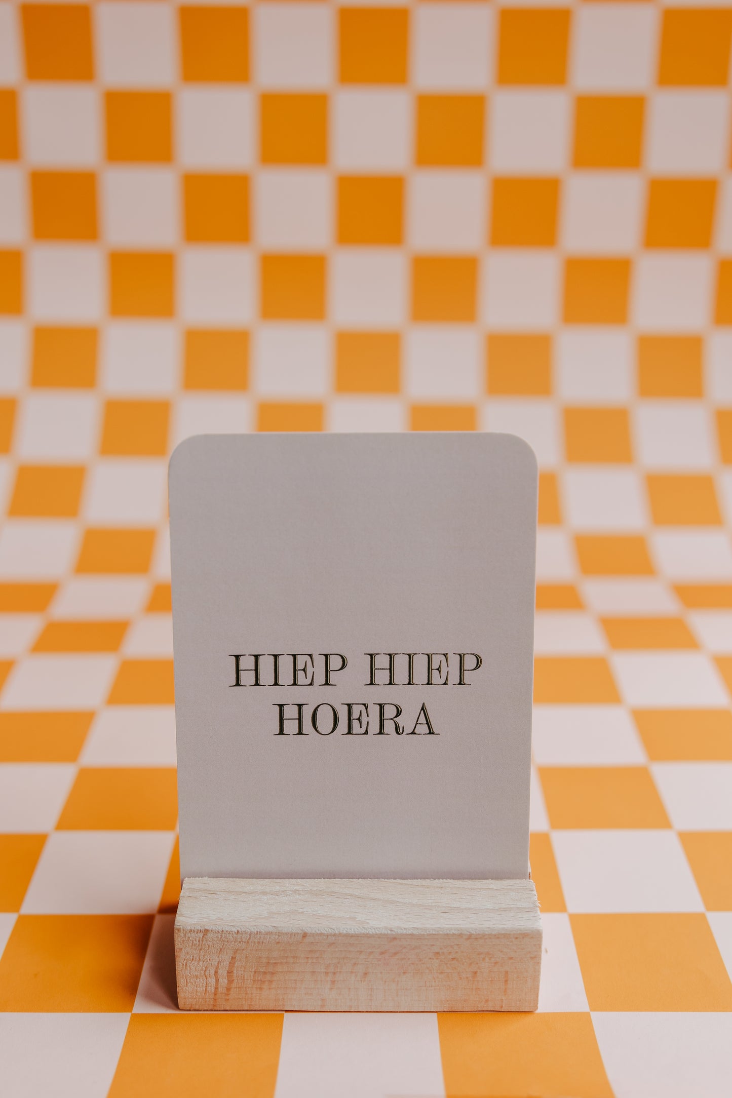 Wenskaart met de tekst "Hiep Hiep Hoera!" in een speels lettertype, gedrukt op hoogwaardig wit papier. Inclusief kraft envelop voor een feestelijke uitstraling.