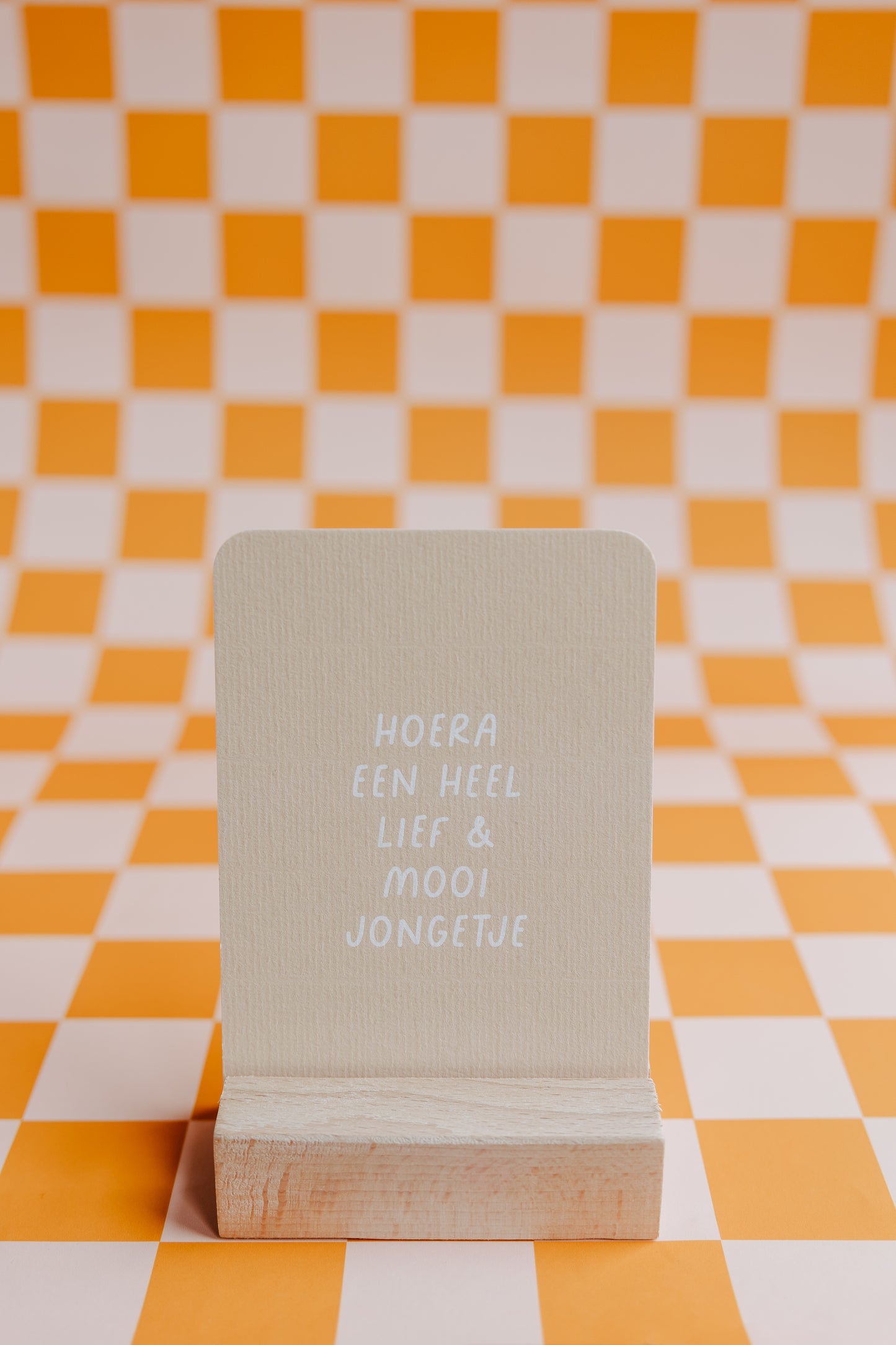 Wenskaart met de tekst 'Hoera, een heel lief & mooi jongetje' in zachte tinten, inclusief envelop.