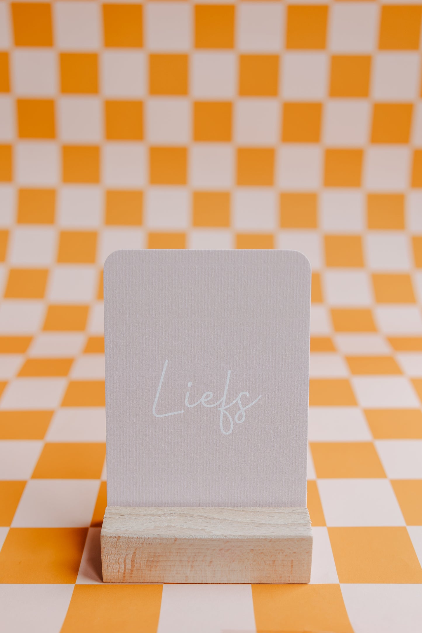 Elegante wenskaart met de tekst "Liefs" op stevig 300 grams papier. Minimalistisch ontwerp met een luxe uitstraling