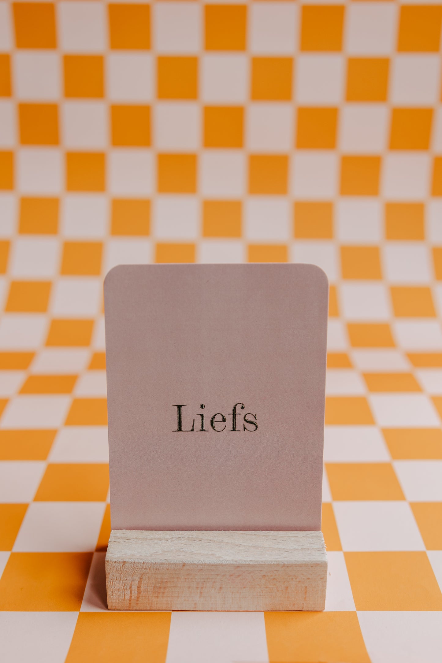 Wenskaart met de tekst "Liefs" in een sierlijk lettertype, gedrukt op hoogwaardig wit papier. Inclusief kraft envelop voor een stijlvolle en warme uitstraling.