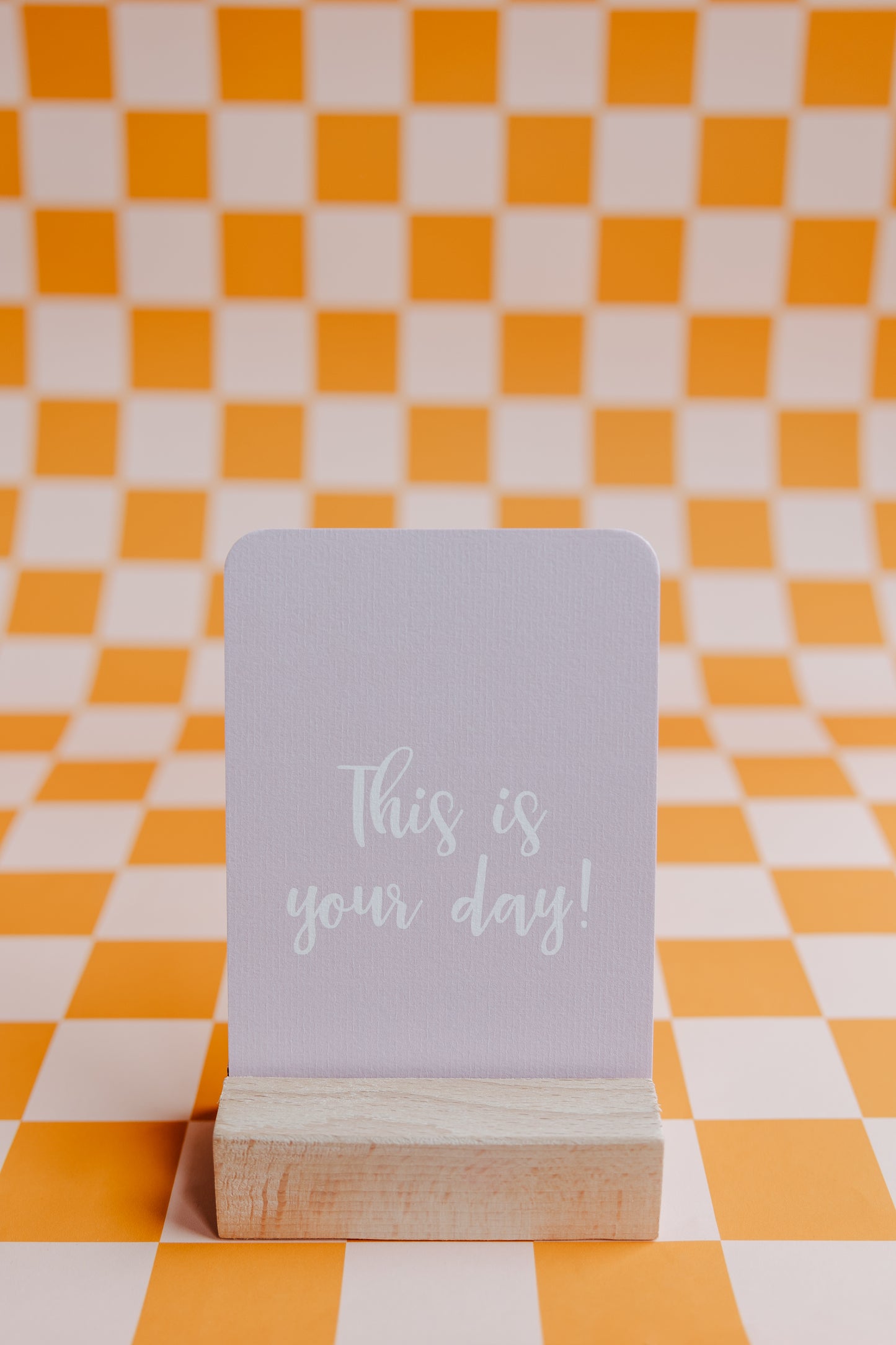 Stijlvolle wenskaart met de tekst "This is your day" in een modern lettertype, gedrukt op stevig papier met een matte afwerking.