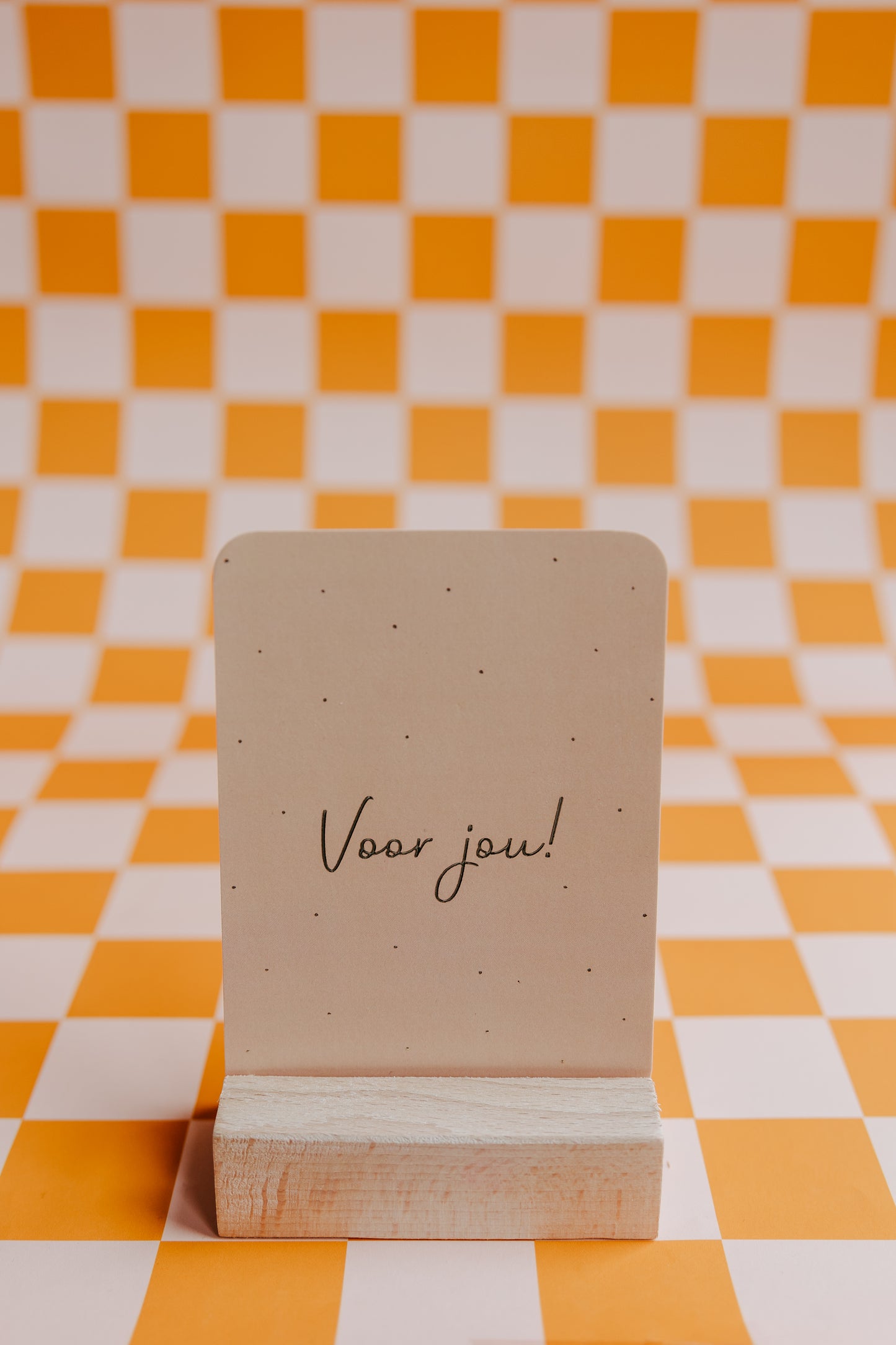 Wenskaart met de tekst "Voor jou" in een elegant lettertype, gedrukt op hoogwaardig wit papier. Inclusief kraft envelop voor een stijlvolle uitstraling.